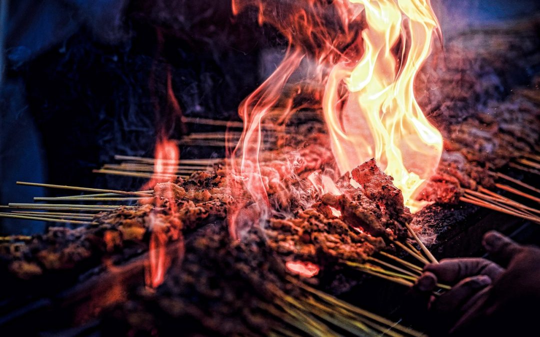 Dinas Damkar Tanah Laut Bersihkan Tumpahan Oli Di Gudang